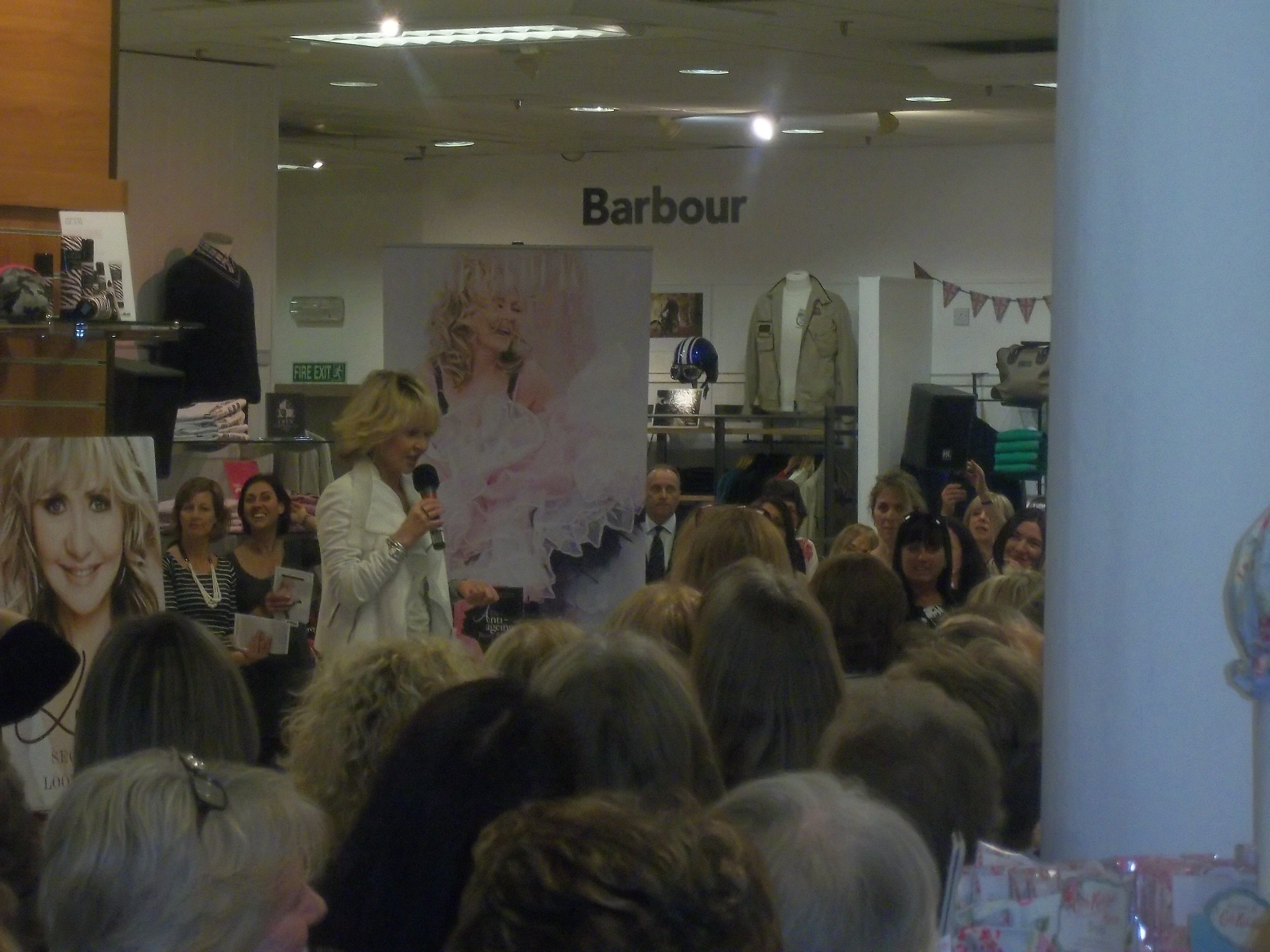 Lulu speaking at the Beauty Evening